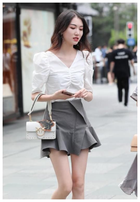 街拍:美女看起来非常的清爽，迷人的身姿非常亮眼