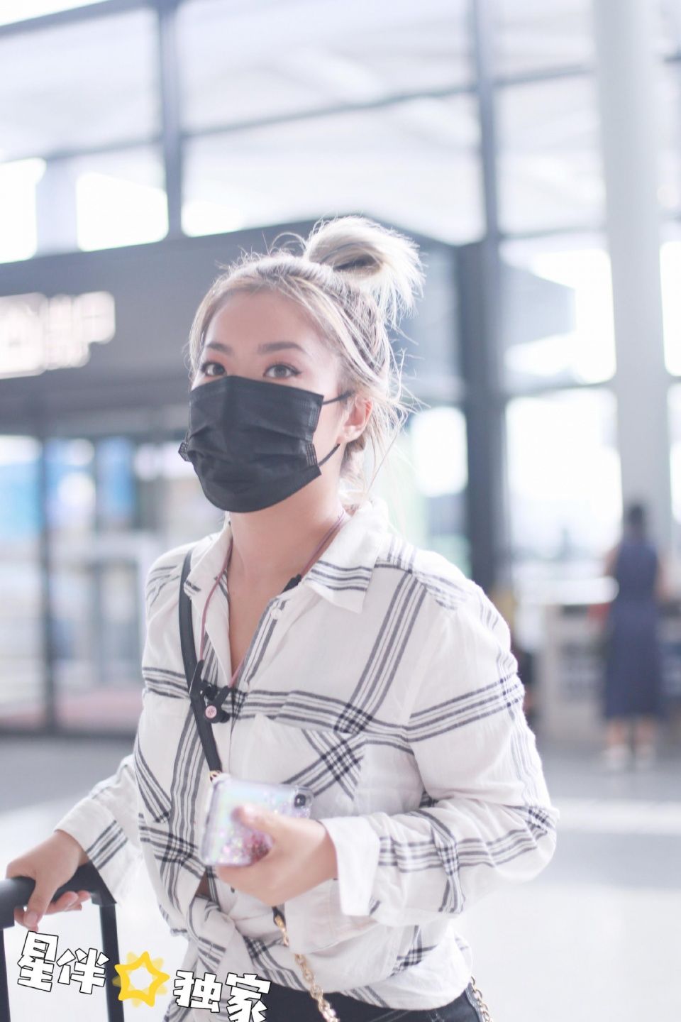 王菊终于不露肚子，却把牛仔短裤生生穿成三角裤，网友:真是服了