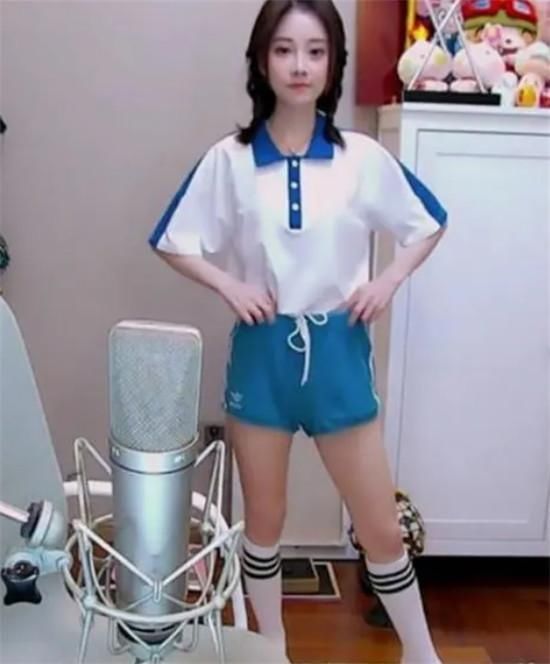  『COS』100天狂揽千万！冯提莫B站一姐稳坐，唱歌宅舞、制服COS样样精通