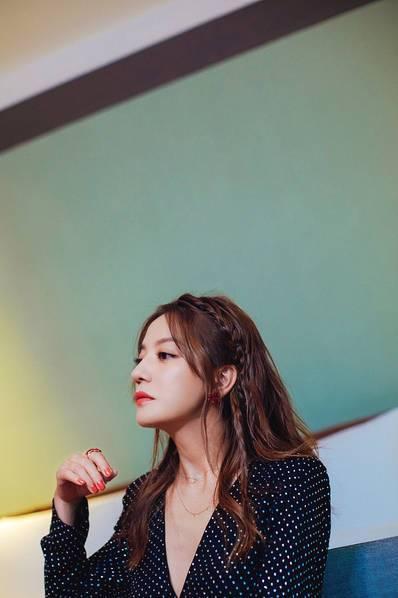 赵薇穿深V露排骨胸，看来真是瘦了不少！