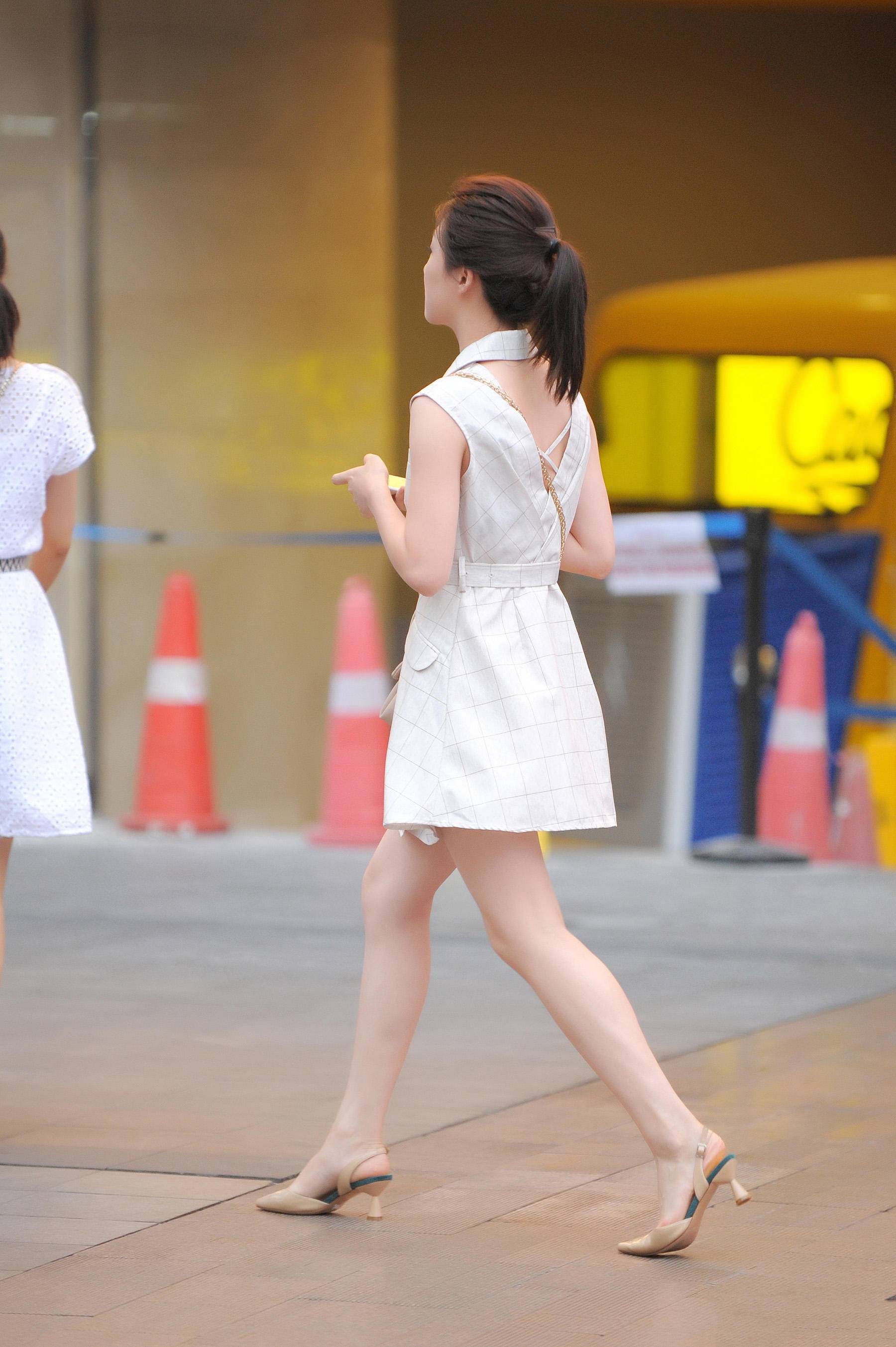 街拍:图五穿吊带配短裤,镂空的设计更添妩媚甩头发动作特勾魂！