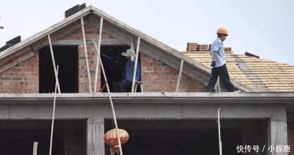 明年起, 农村建房需满足这2个条件, 否则属于违规建筑, 得拆除!