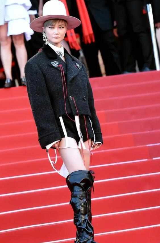 李宇春太胆大！这么大胆的开衩裙也敢穿出门？一般人穿绝对丑哭了