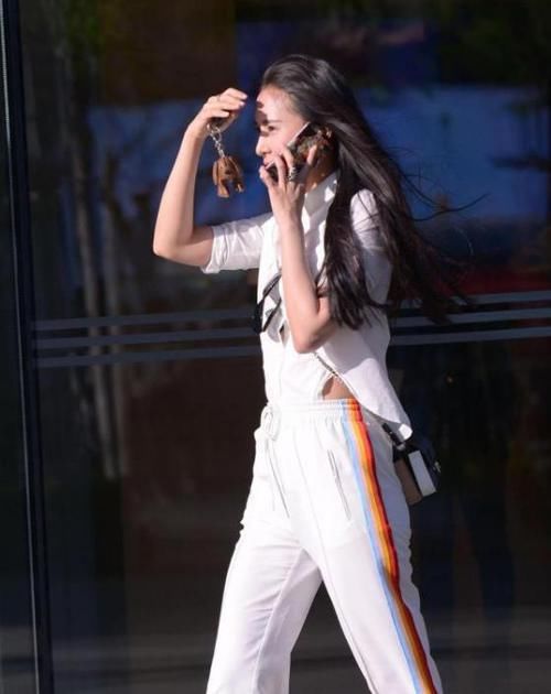  [休闲裤]街拍：亭亭玉立的美女，一件灰色上衣配黑色休闲裤，优雅休闲气息