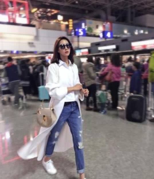 张钧宁也太会穿了，一条阔腿裤穿出高级感，网友:腿也太短了吧