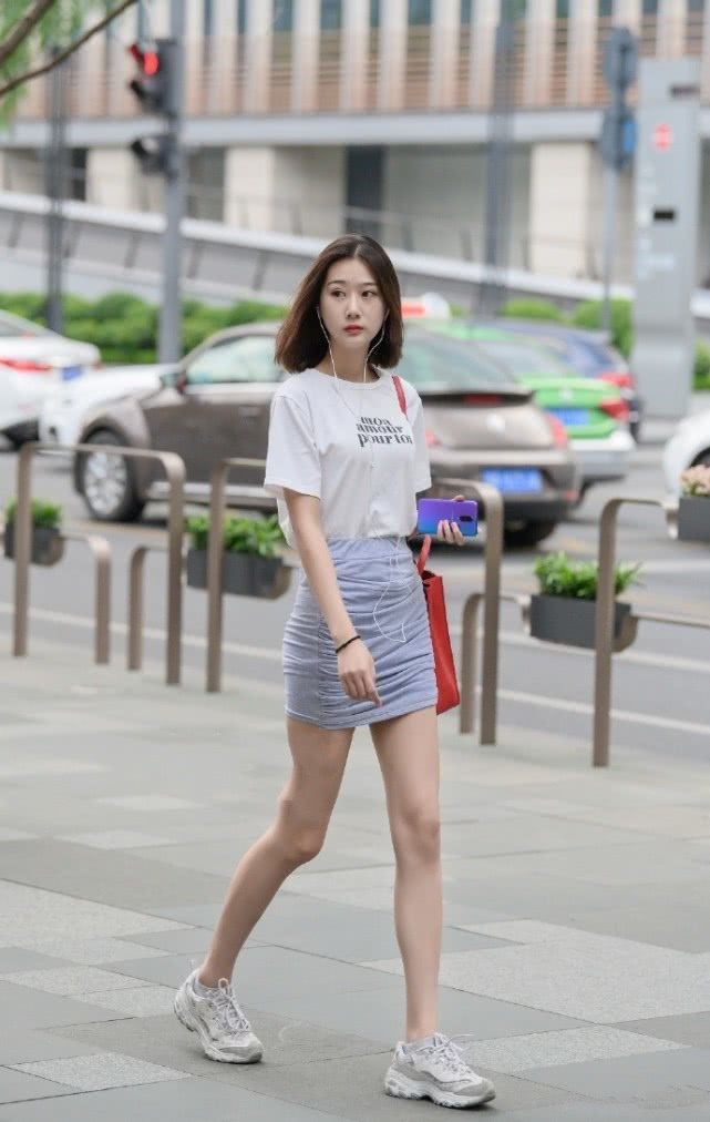  气质|街拍：气质清新的小姐姐，短袖搭配个性裙，呈现出别具一格的美