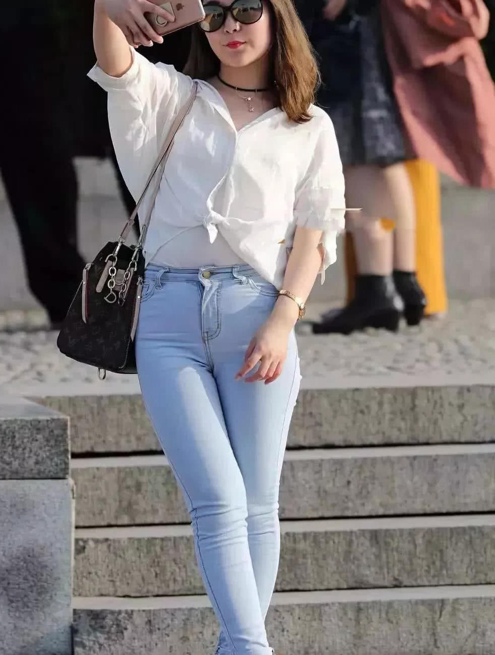 胖美人的紧身牛仔裤，浑圆饱满的背影，裤子被撑到变型