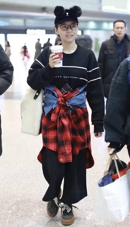 张靓颖真大胆! 穿开胸裙露到让人尴尬, 网友: 还能开再大点