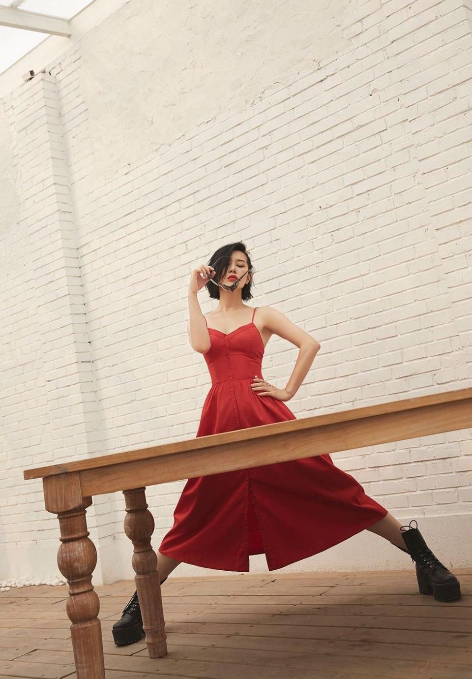 余男生日大片曝光 吊带红裙慵懒随性