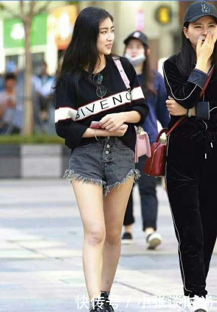 路人街拍,面如桃花小个子美女穿紧身衣,身材匀称,比例非常好!