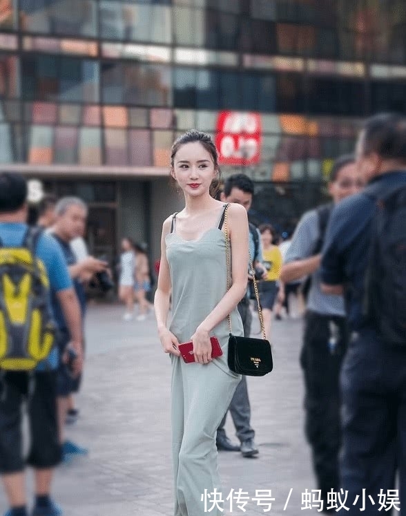  「美女」街拍美女时尚有型的小姐姐，飘逸的连衣裙，彰显女神的气质