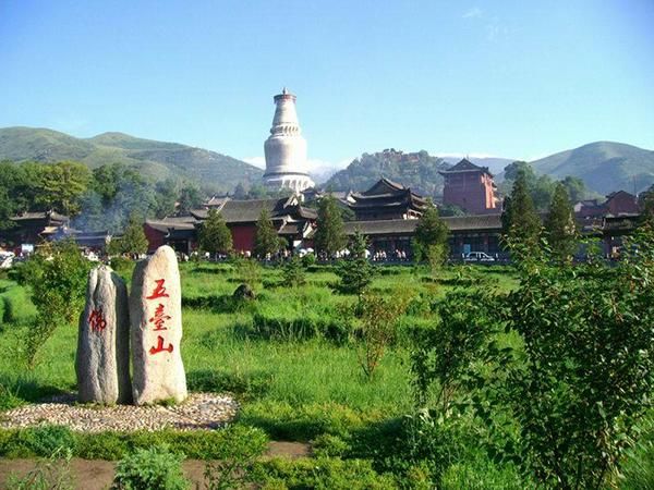 雨中朝拜五台黛螺顶，三步一叩忏悔悟修行