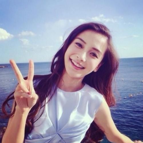 『杨颖』杨颖17年前的嫩模照被扒出，看到她走T台的样子，我感觉世界的星星都亮了