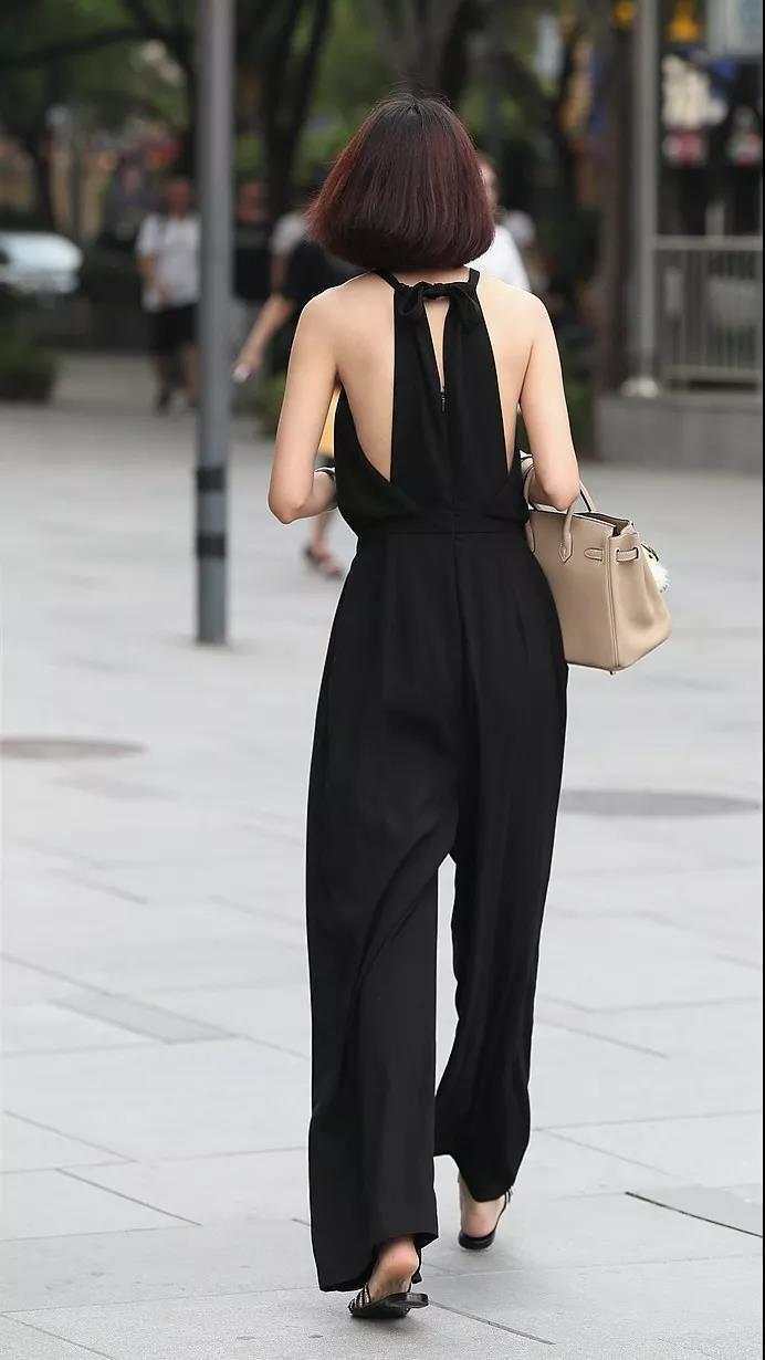 成都街拍 一身黑的优势是勾画美丽形体好轮廓 背影如此吸睛!