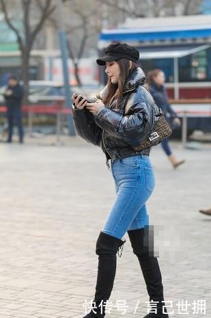 【 更是】小姐姐身材高挑，黑色的高跟凉鞋更是增添了妩媚女人味，路人街拍