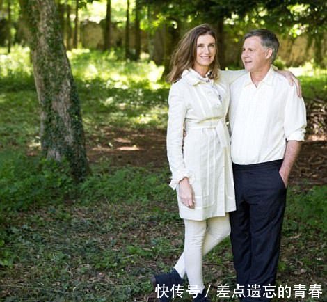 夫妻花两百多万买下废旧古堡，94间房只有4间可住