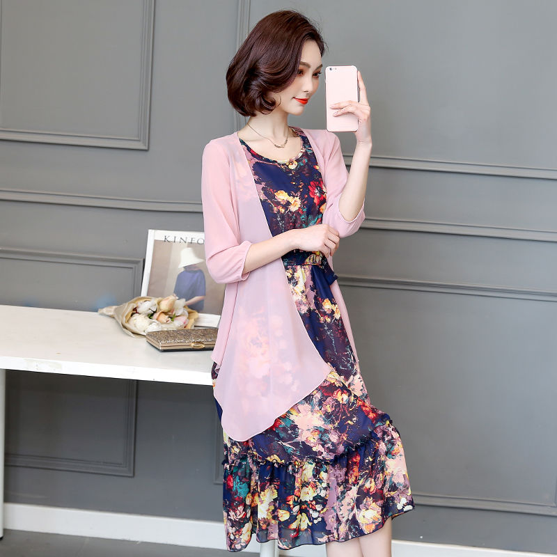 老婆讨厌穿裤装，三伏天只穿优雅裙出门，搭配高跟鞋，女人味十足