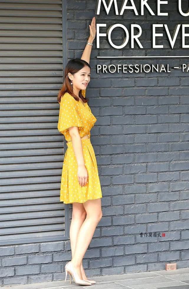  「搭配」街拍：美女同色系搭配更有精致感