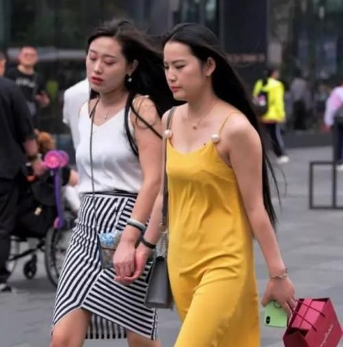  #美女#养眼女神街拍：面带笑容的美女，一条黑色的连衣裙，清新靓丽迷人