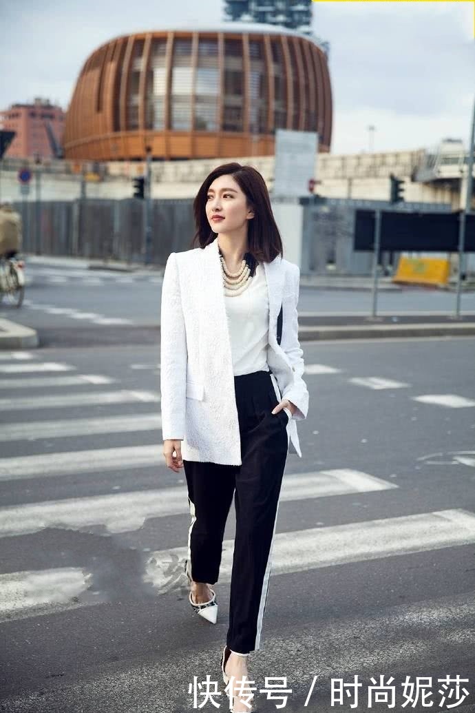 32岁江疏影真会穿，一件白卫衣穿出初恋般的感觉，这腿我跪了！