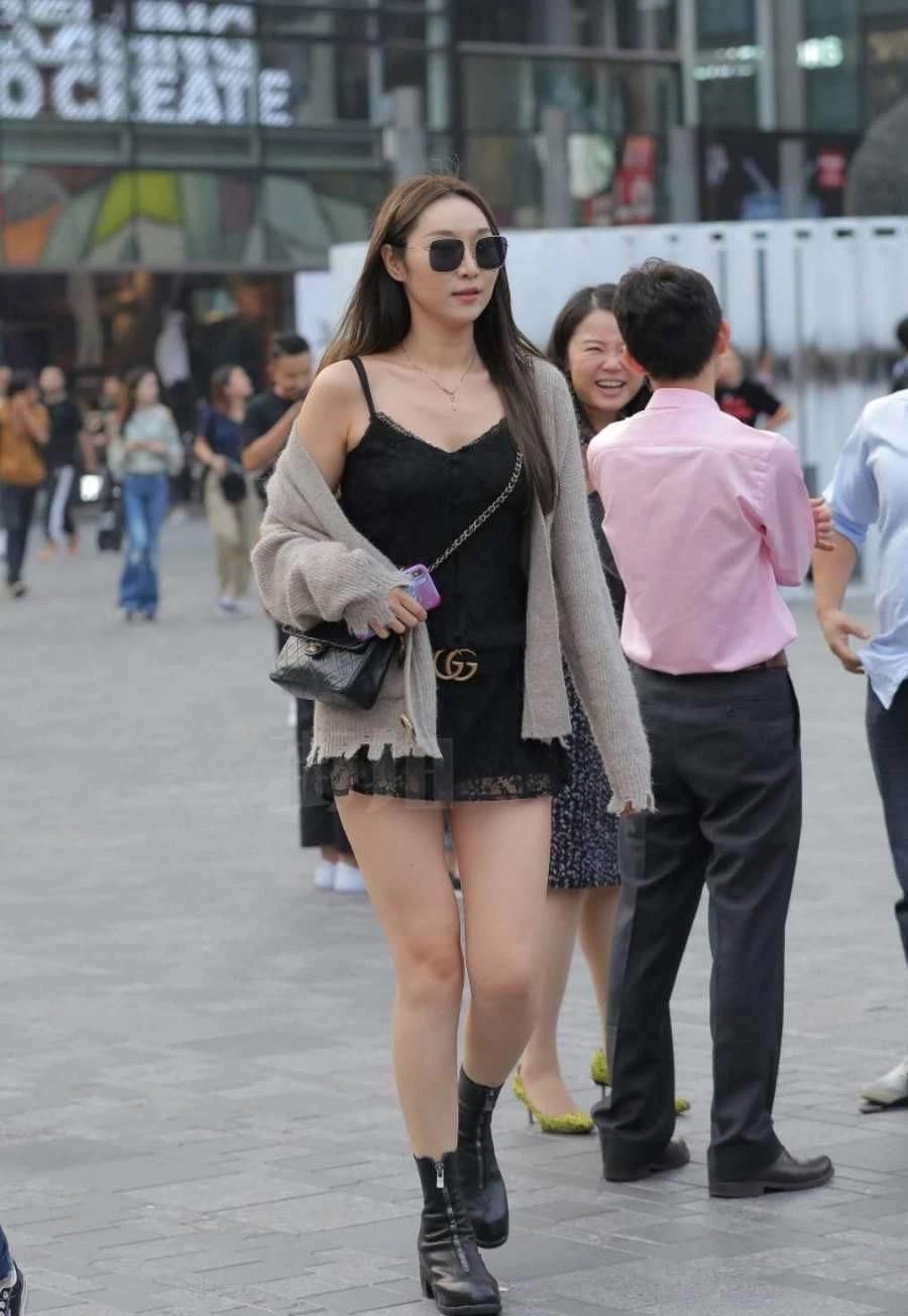  「美女」街拍：天气不是改变小姐姐穿衣搭配的主要因素，美女要的是回头率