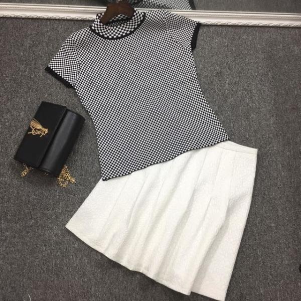 热巴穿着一身魅力的连衣裙亮相现场，却火了凉鞋，网友一致要同款