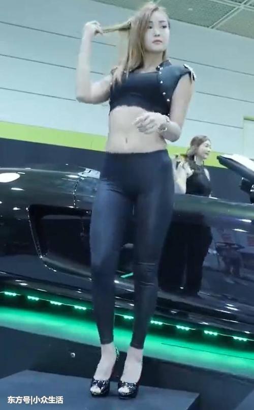 街拍：成熟珠圆玉润的车模，紧身裤也能穿出花枝招展