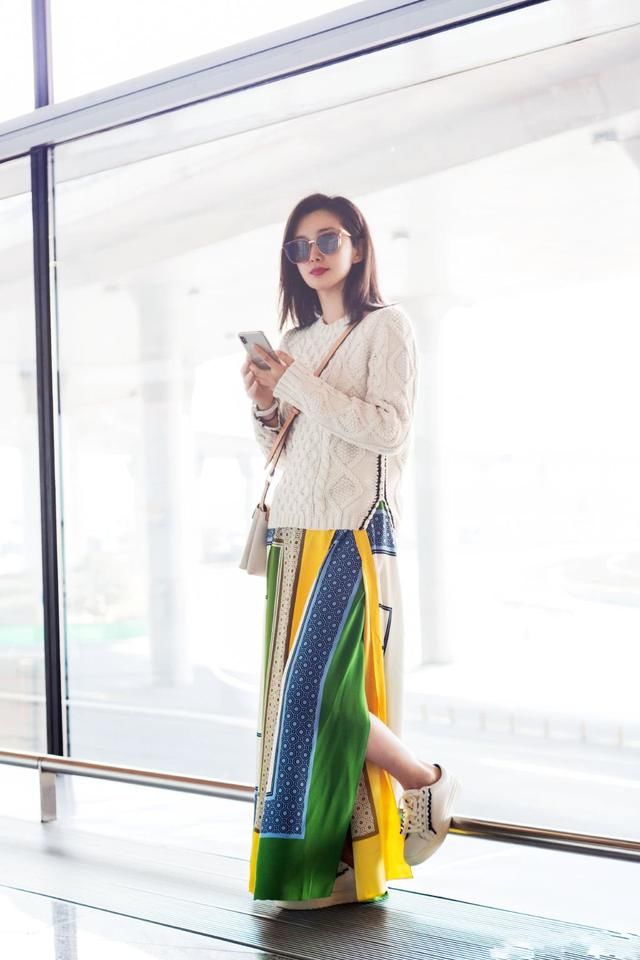 李冰冰黄绿半身开叉裙穿出少女风，网友:真敢穿，瞬间减龄20岁!