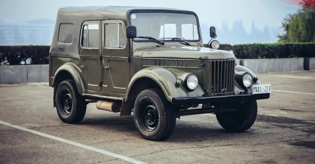 朝鲜: 马路上行驶的各种军车