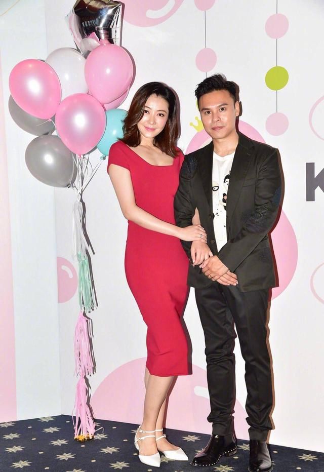 熊黛林一袭红色连衣裙,尽显好身材,让人刮目相看!