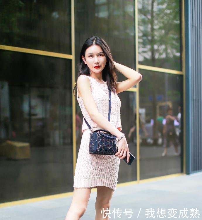 路人街拍，浅色牛仔裤打造出小姐姐的清新阳光