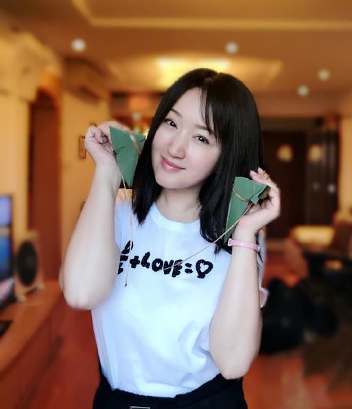 48岁杨钰莹晒朋友聚会照，自己年轻得像20岁，把同龄人都比下去了