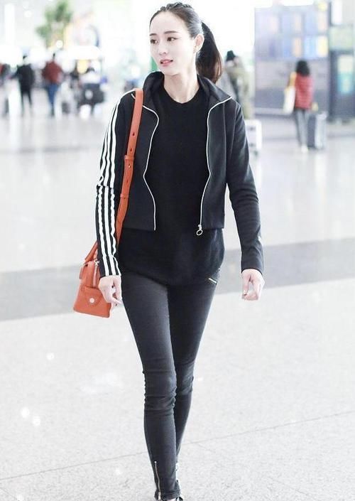  [后搭配上一]张钧甯不愧是“气质女神”，穿杏色风衣轻熟优雅，搭围巾简约时髦