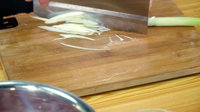  肉丝：舌尖上的美食：京酱肉丝