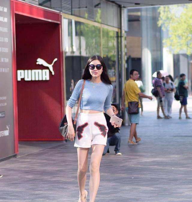 街拍美女，时尚漂亮，苗条身材一览无遗！