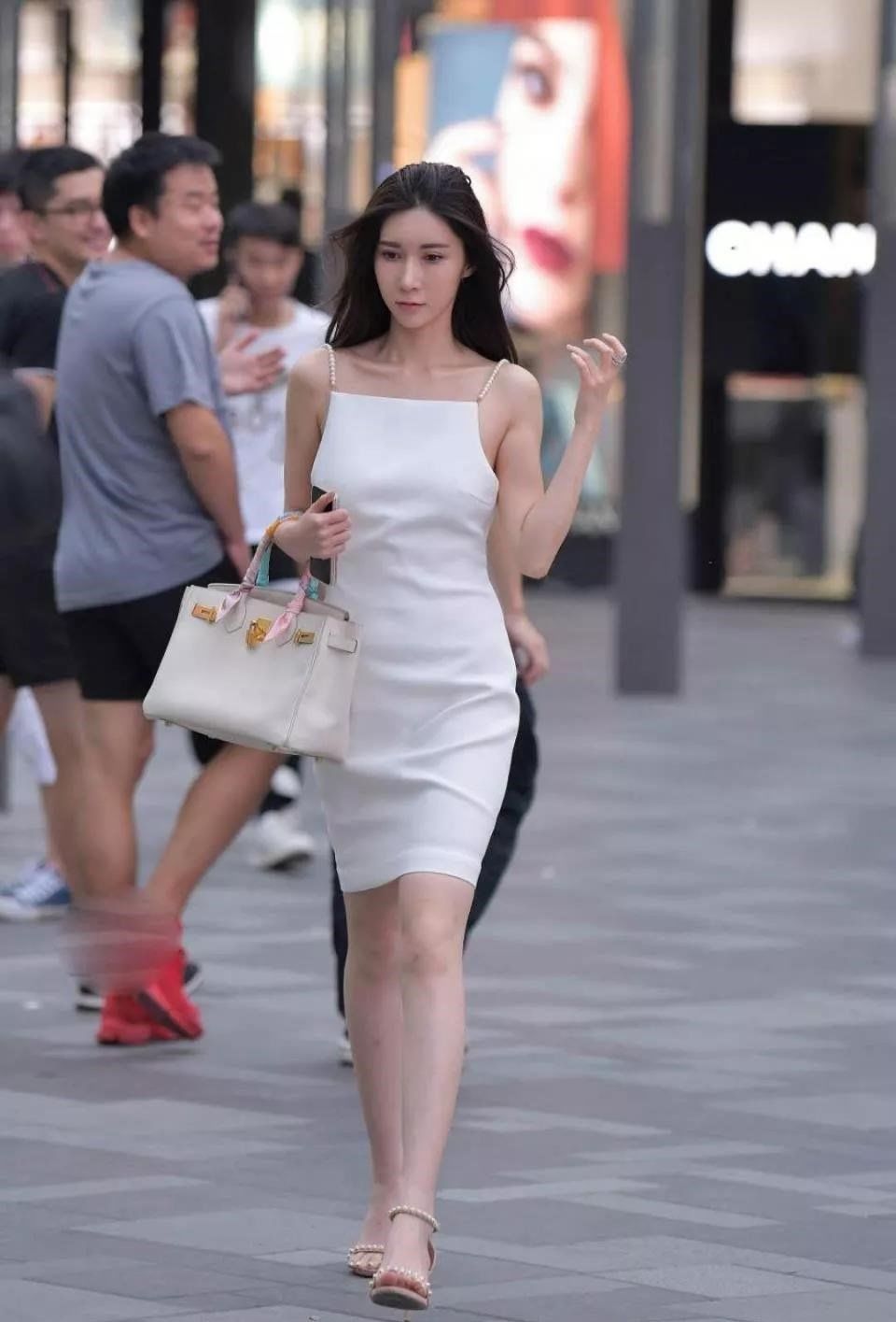 街拍：珍珠吊带裙搭配高跟凉鞋，让你绽放迷人光芒！