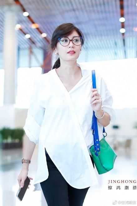 44岁贾静雯把牛仔裤拆成裙子，还两件衫缝一起穿，辣妈也疯狂