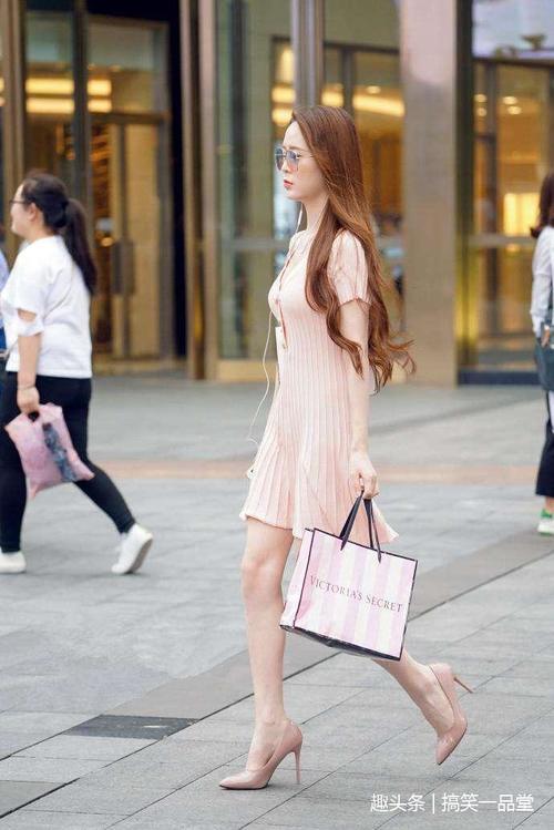 路人街拍：穿黑色吊带仙女裙的小姐姐，秀出美丽香肩十分养眼