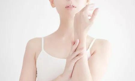 「女生」女生洗完澡之后,不要着急涂身体乳,一定要牢记这些对皮肤才会好