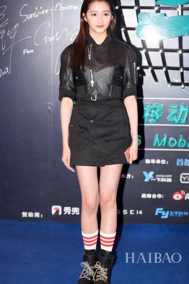 关晓彤穿着一块塑料布就上台了,网友:这是你买不起的塑料布