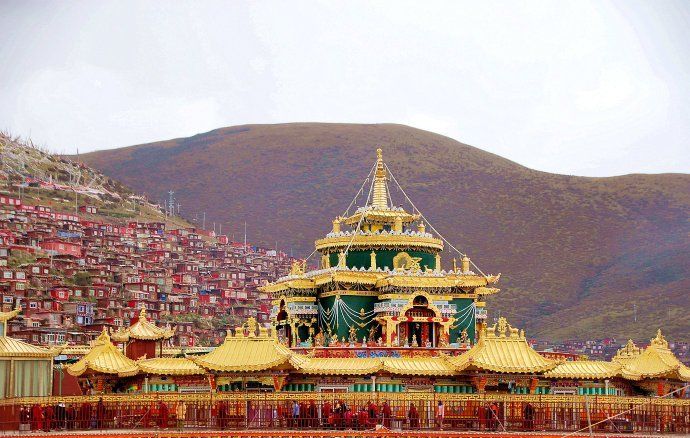 探秘世界最大佛学院,漫山遍野的红色小木屋场面震撼