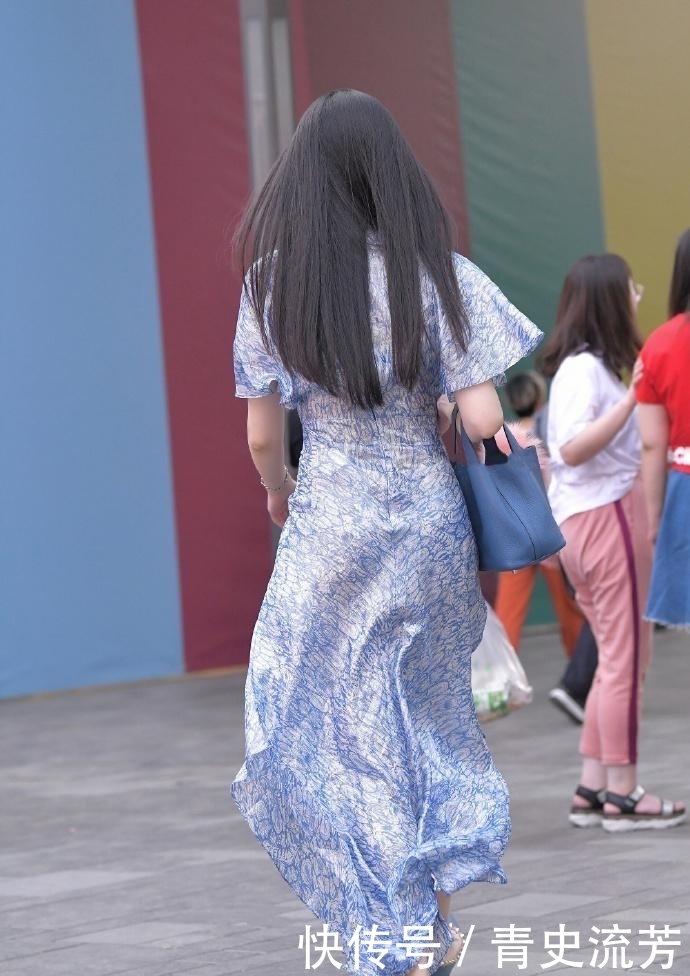  #时尚姑娘#街拍：连衣裙有多美，穿过才能够体会