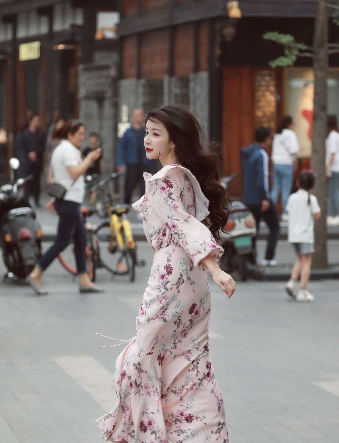活捉:“活捉”一只穿印花长裙的小可爱