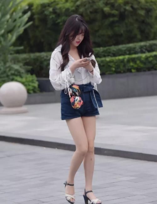  【迷人】“一边翘”的6厘米牛仔裤，最迷人的方格女神，网友：好美！