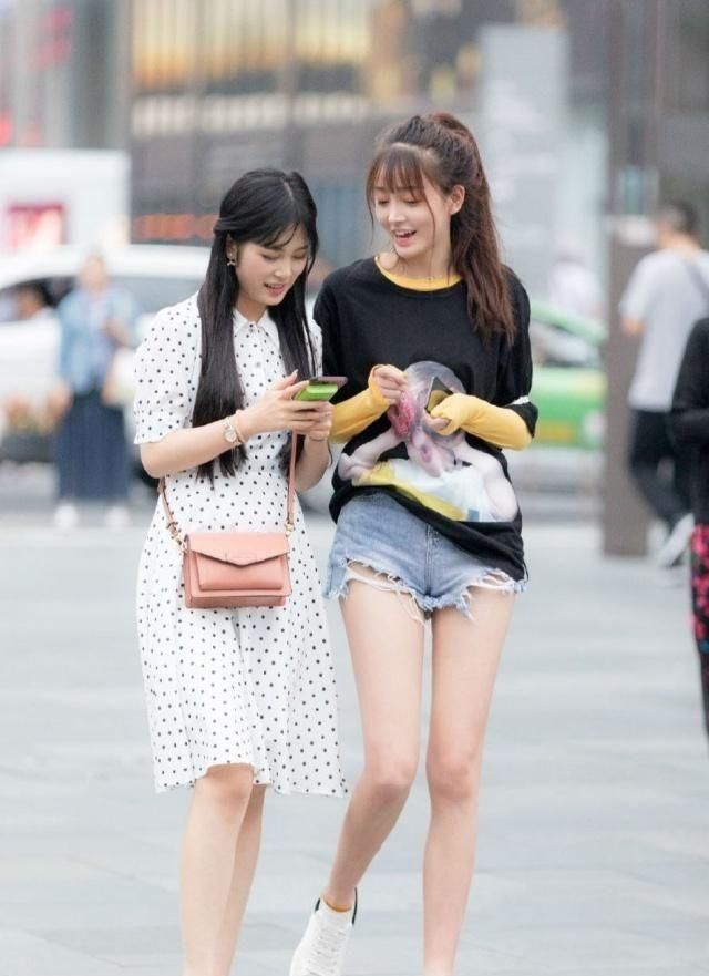  [俏丽]路人街拍，姑娘魅力十足，穿粉色阔腿裤，更显青春俏丽