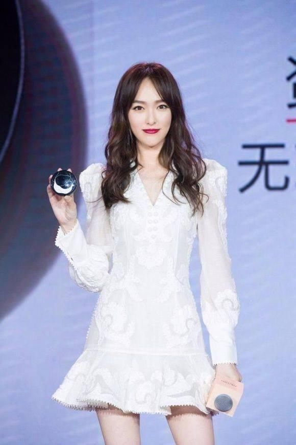 唐嫣的身材可以当模特了，两根细针腿，美过刘雯！