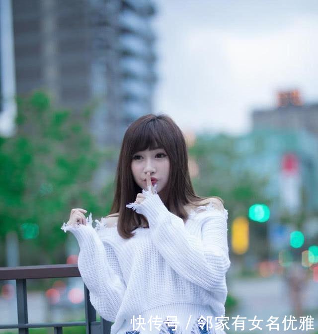 街拍牛仔裤美女修饰腿型,造型十分立体,展现出女神般的身材!