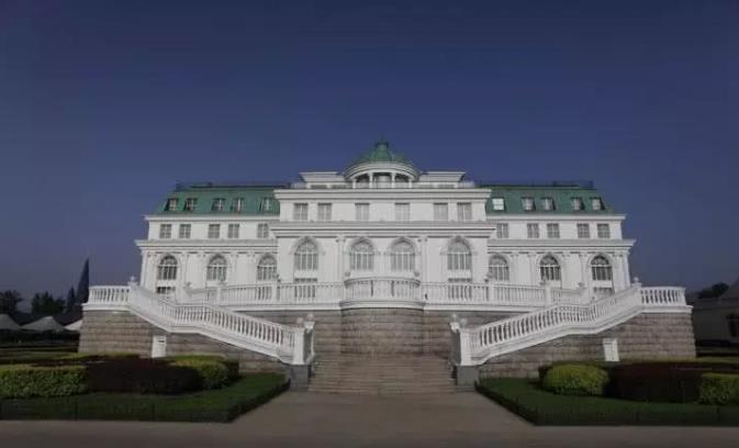 60岁的钻石王老五：在北京有一座6千亩的庄园，千亿资产没人要