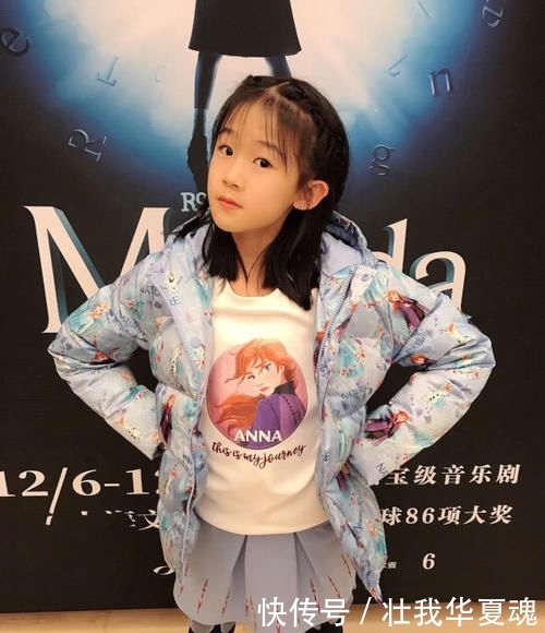  『蓝色』陆毅晒大女儿近照，11岁贝儿抱吉他自弹自唱，身高已到爸爸肩膀