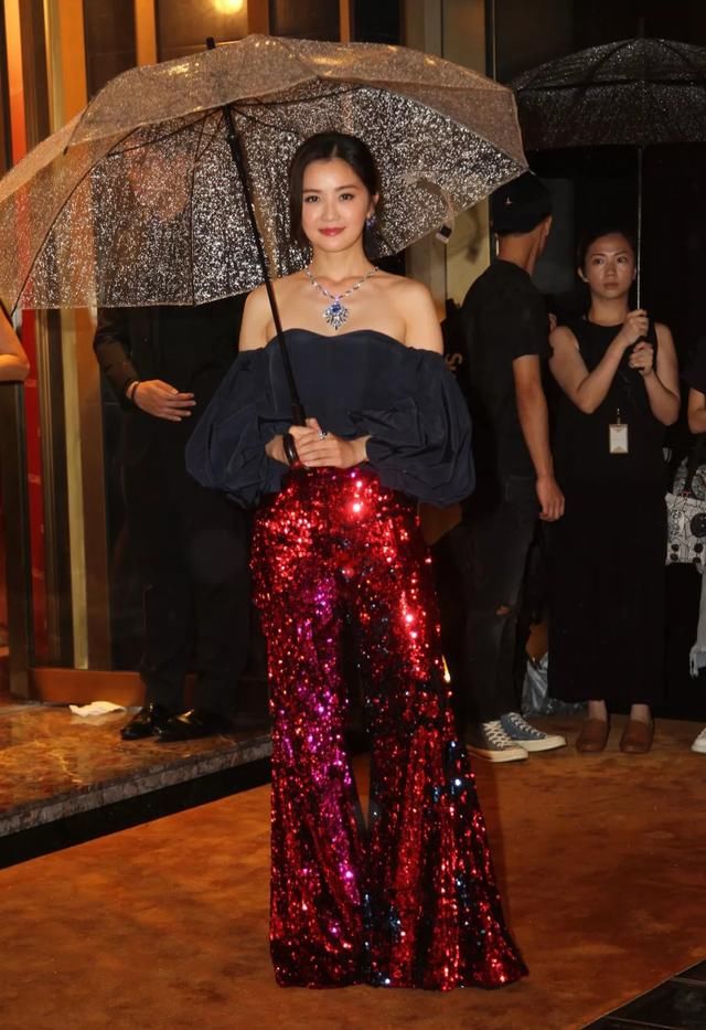 很能打的周慧敏又穿仙女裙，不会老的袁泉用皮衣高级大家一脸！